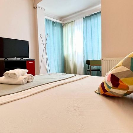 Downtown Unirii Square Private Economy Rooms With Shared Amenities Букурещ Екстериор снимка