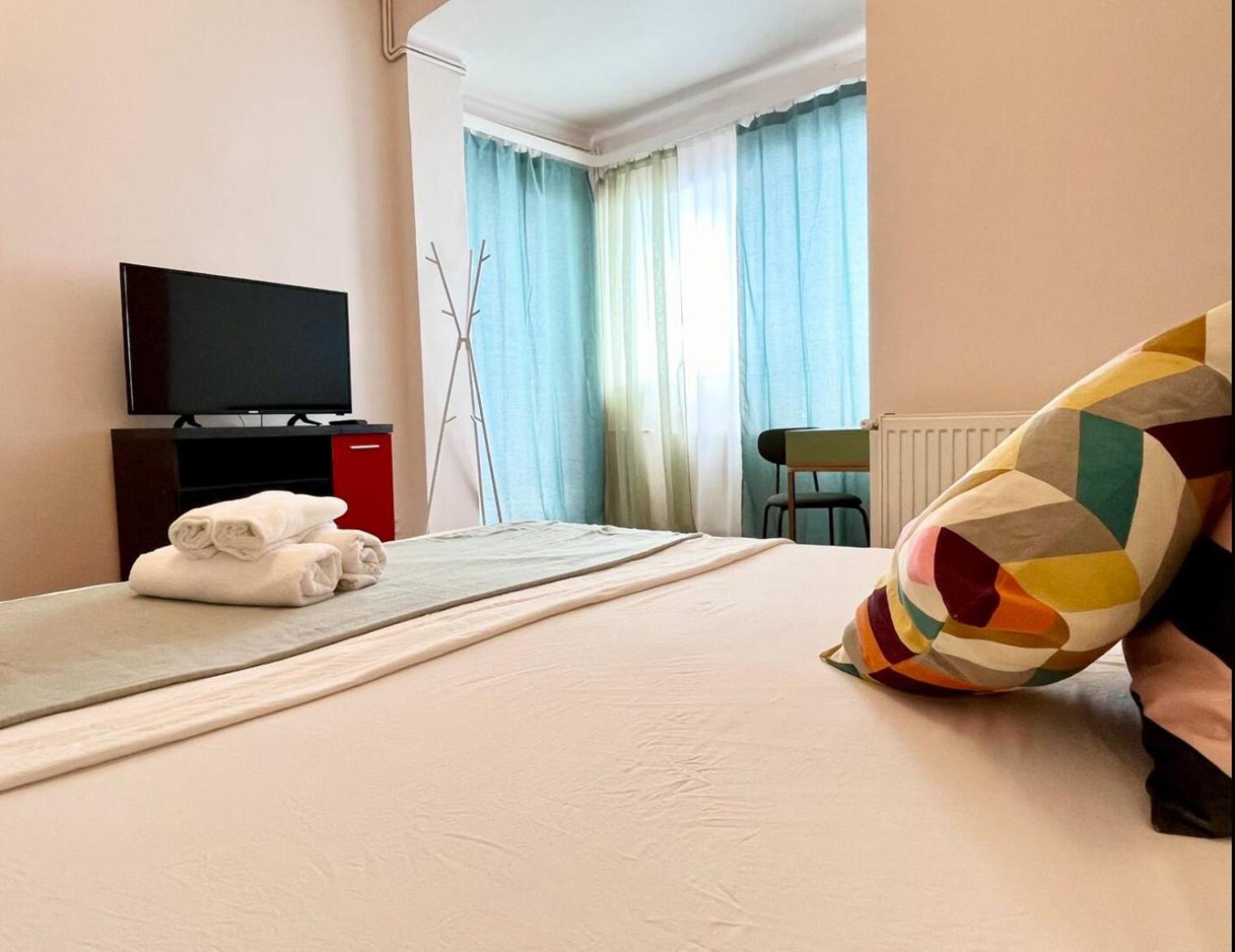 Downtown Unirii Square Private Economy Rooms With Shared Amenities Букурещ Екстериор снимка