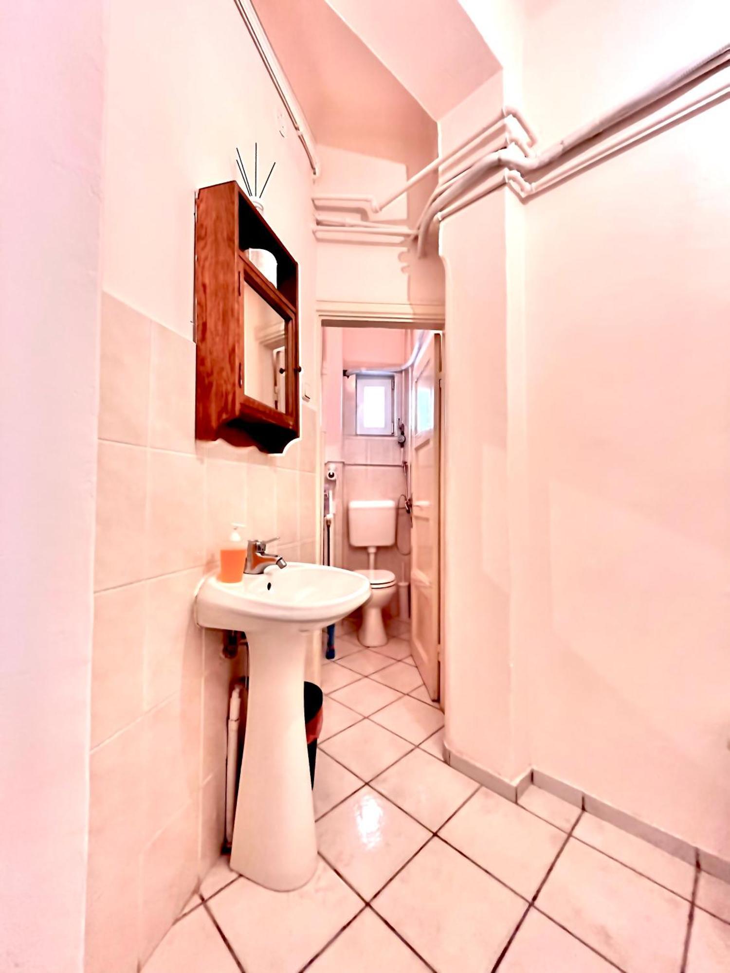 Downtown Unirii Square Private Economy Rooms With Shared Amenities Букурещ Екстериор снимка