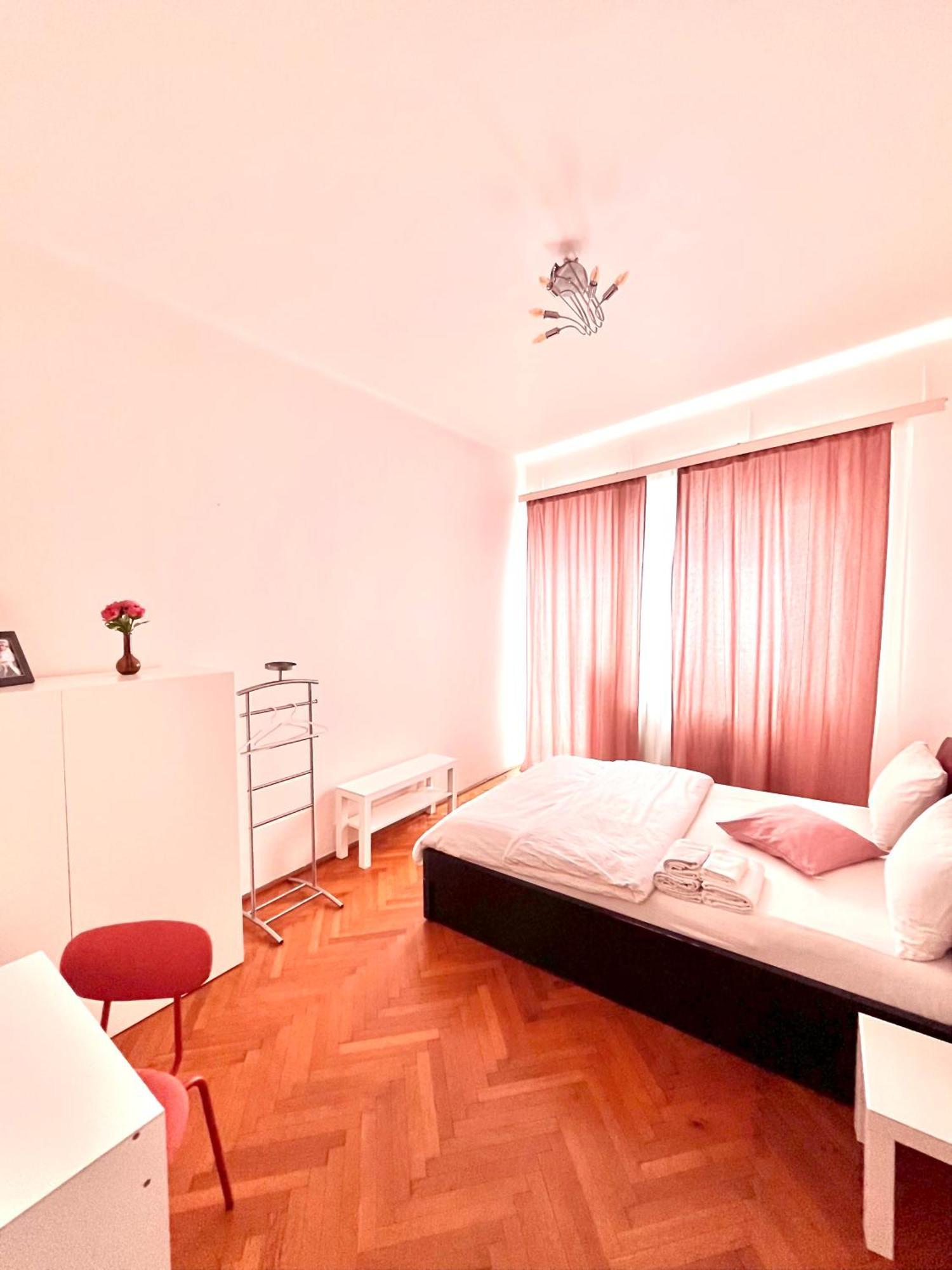 Downtown Unirii Square Private Economy Rooms With Shared Amenities Букурещ Екстериор снимка