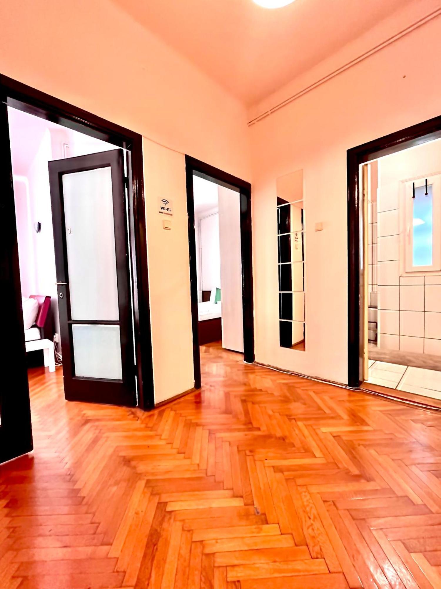 Downtown Unirii Square Private Economy Rooms With Shared Amenities Букурещ Екстериор снимка
