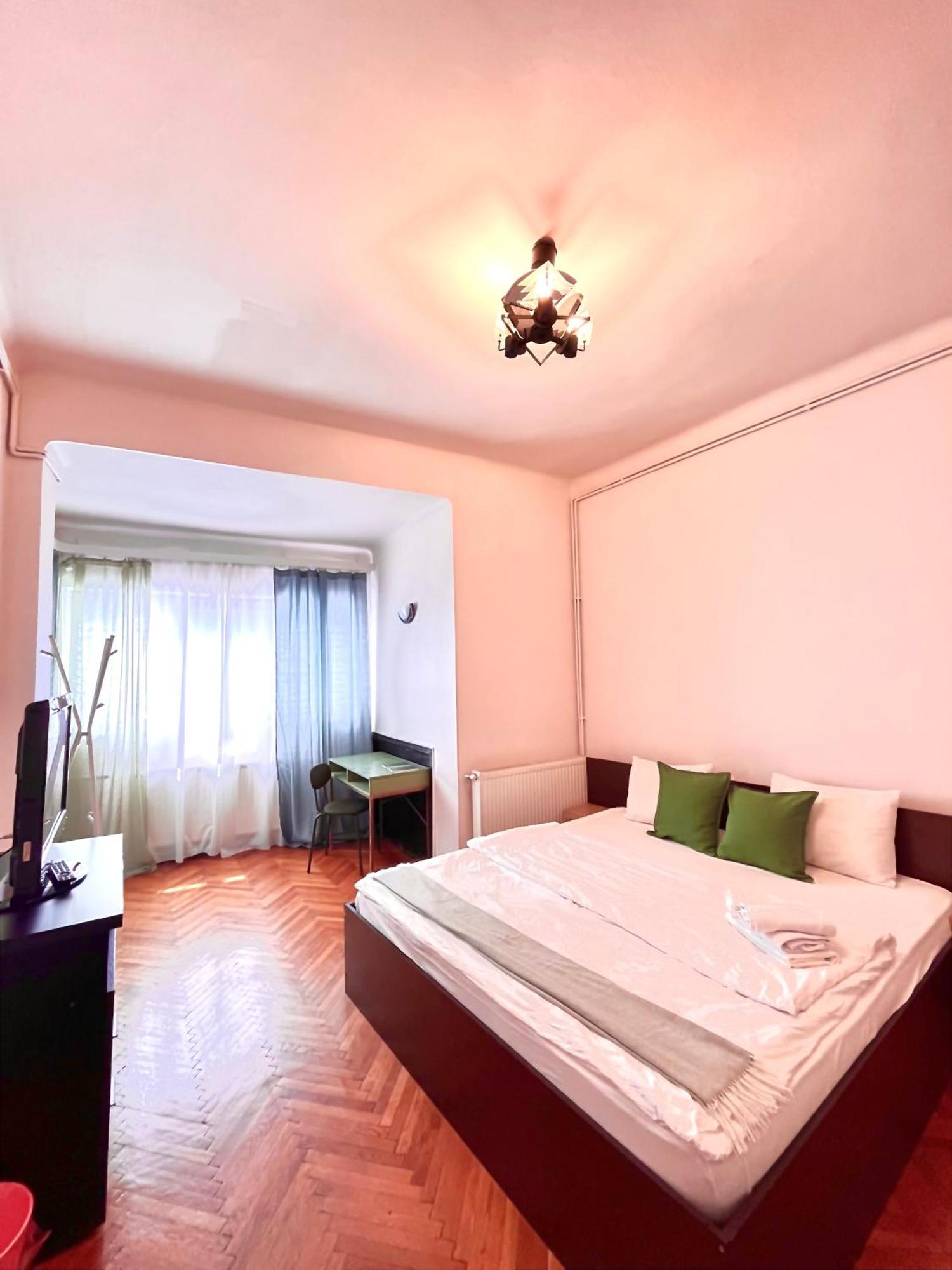 Downtown Unirii Square Private Economy Rooms With Shared Amenities Букурещ Екстериор снимка