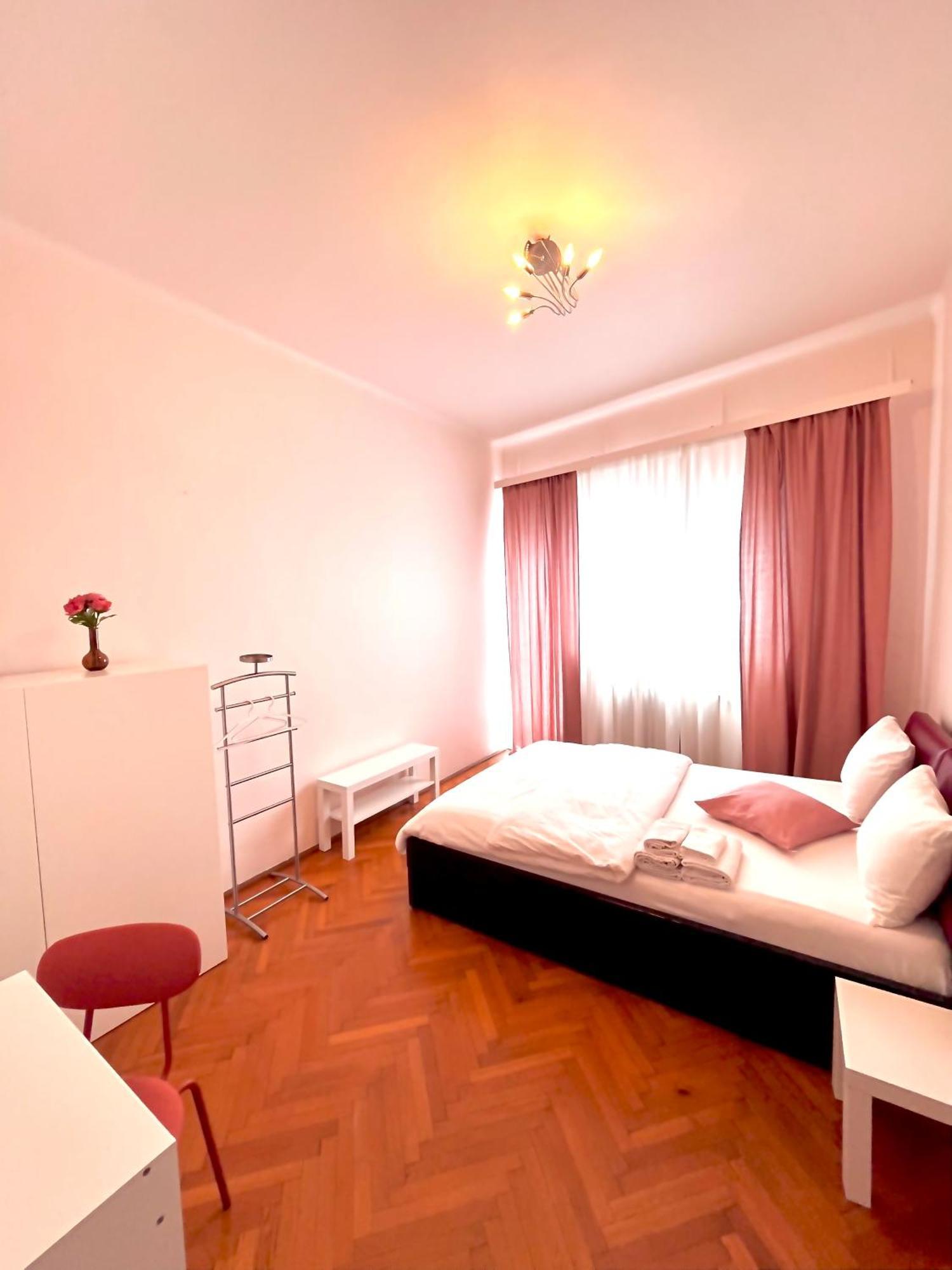 Downtown Unirii Square Private Economy Rooms With Shared Amenities Букурещ Екстериор снимка