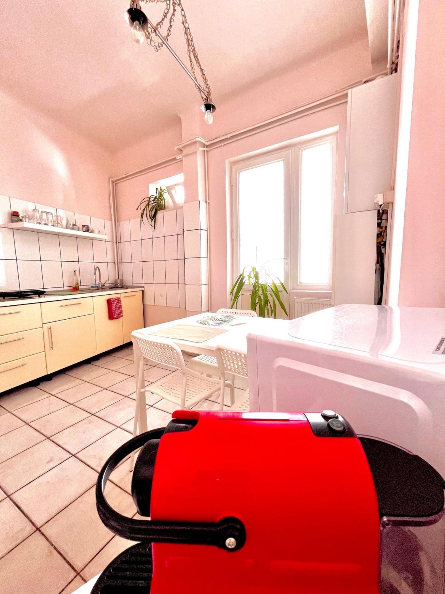 Downtown Unirii Square Private Economy Rooms With Shared Amenities Букурещ Екстериор снимка